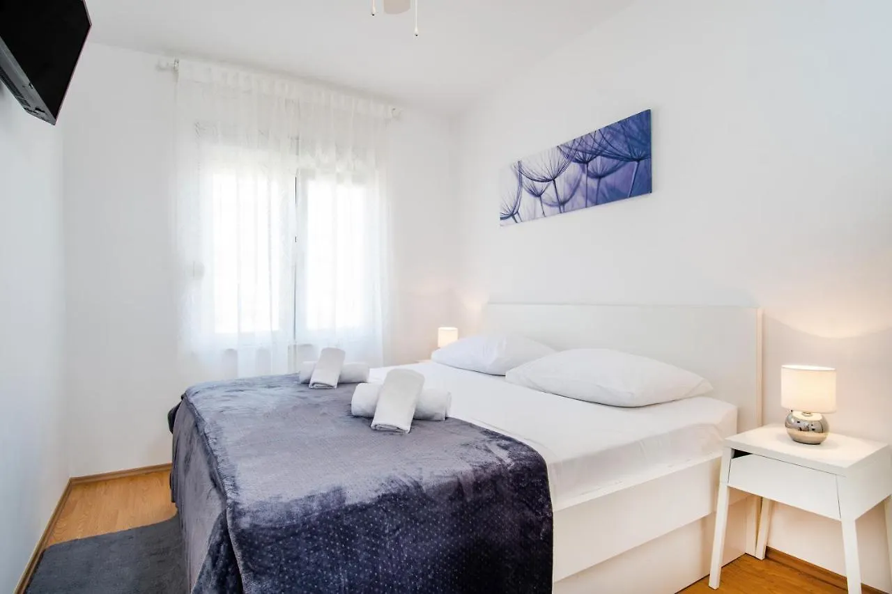 Rooms&Apartments Zelux Split Apartment