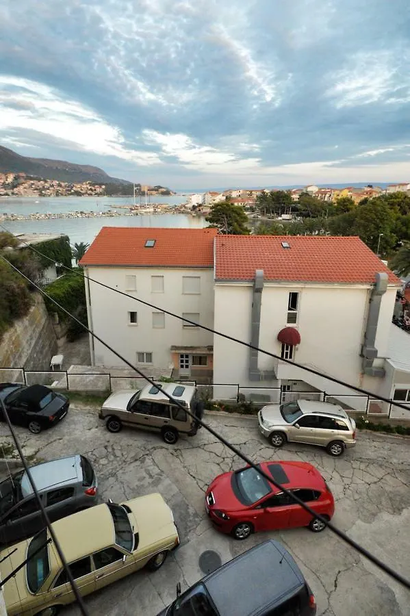 Rooms&Apartments Zelux Split Apartment